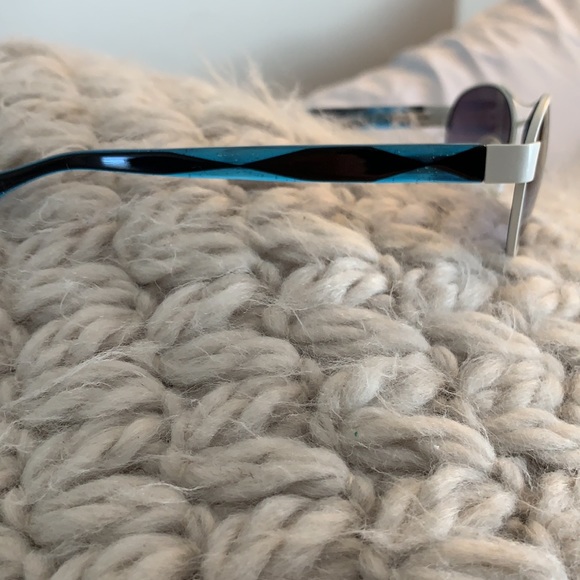 Rough Justice lustrous ice blue ☘️host pick☘️ - Picture 2 of 7